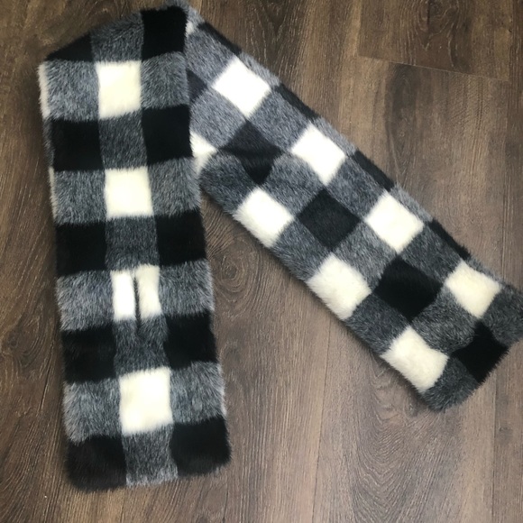 New! Super warm, soft and gorgeous scarf/collar. - Picture 2 of 5